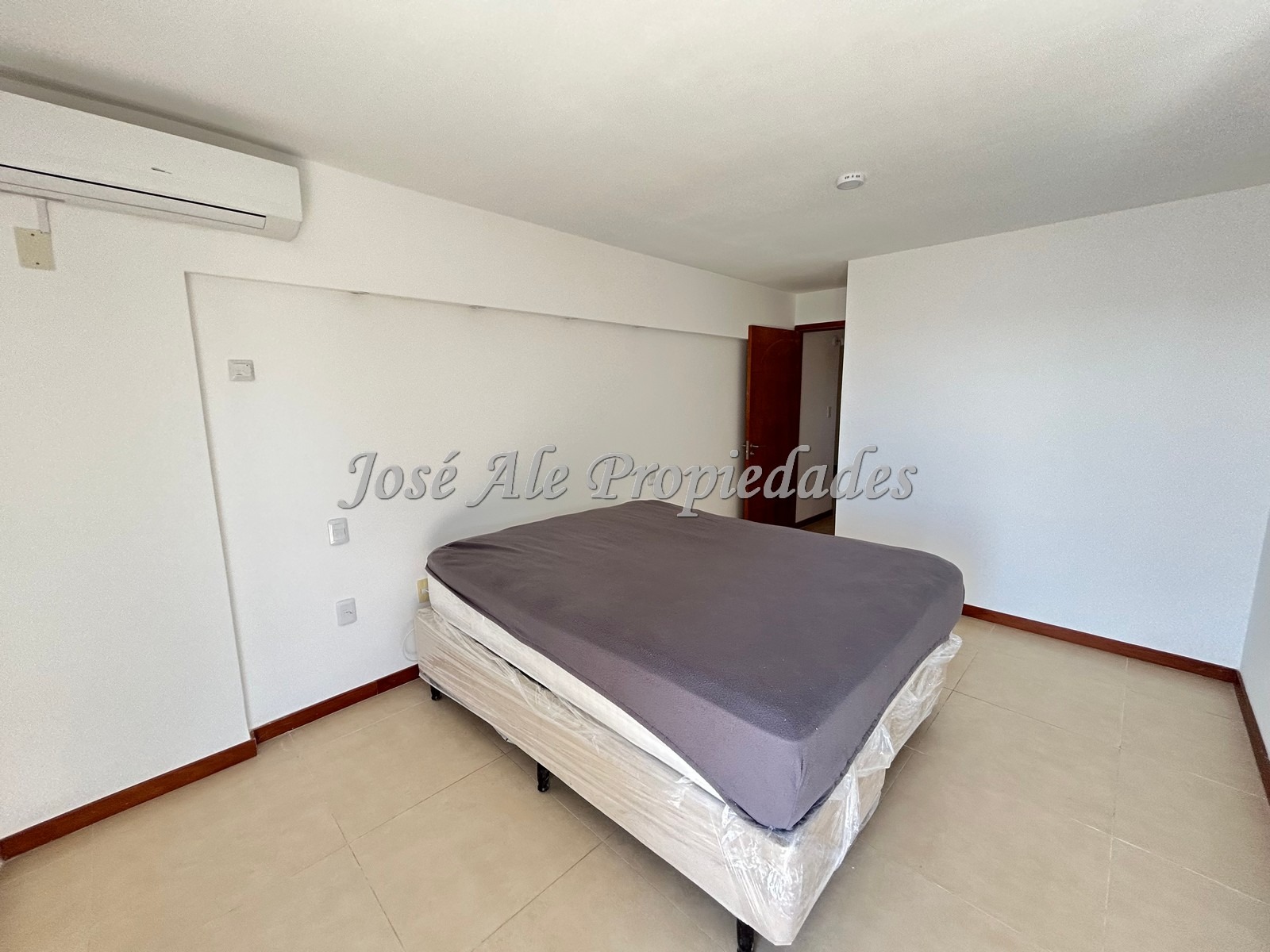 Imagen 9 de EN VENTA Impecable apartamento de 3 dormitorios con 115m2 edificados en el punto mas alto de la Rambla de Colonia, con vista panorámica a la Río.