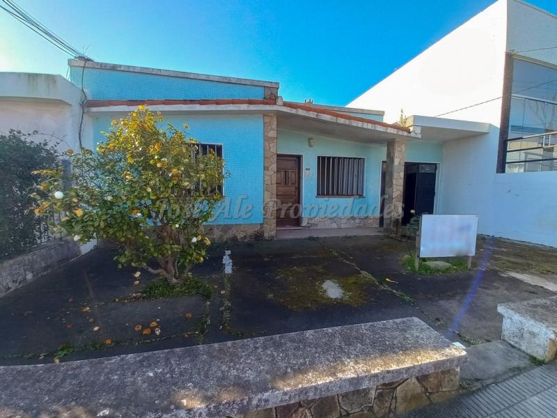 NUEVO PRECIO!! Casa ubicada en zona dos avenidas, a 200 mts de la Rambla, acepta propiedad como parte de pago.