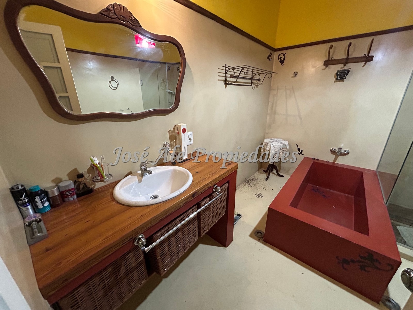 Imagen 9 de Casa de 3 dormitorios, de estilo colonial.