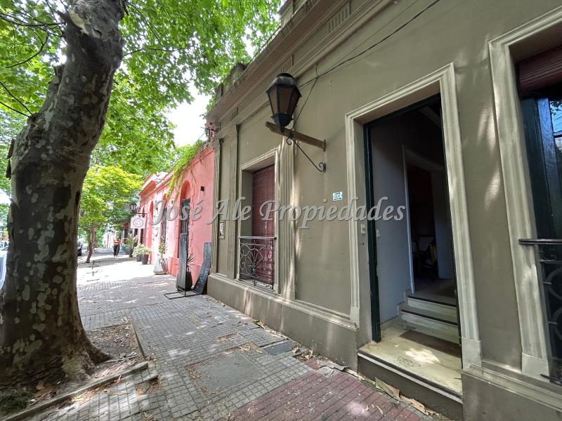 Casa de 3 dormitorios, de estilo colonial.