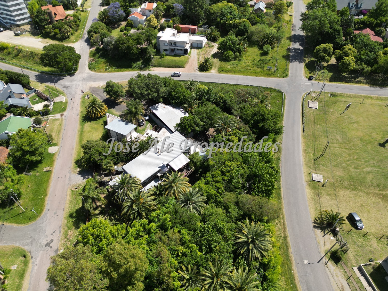 Imagen 1 de Exclusiva propiedad 2619m2 de diseño moderno, integrada con la naturaleza, Colonia.