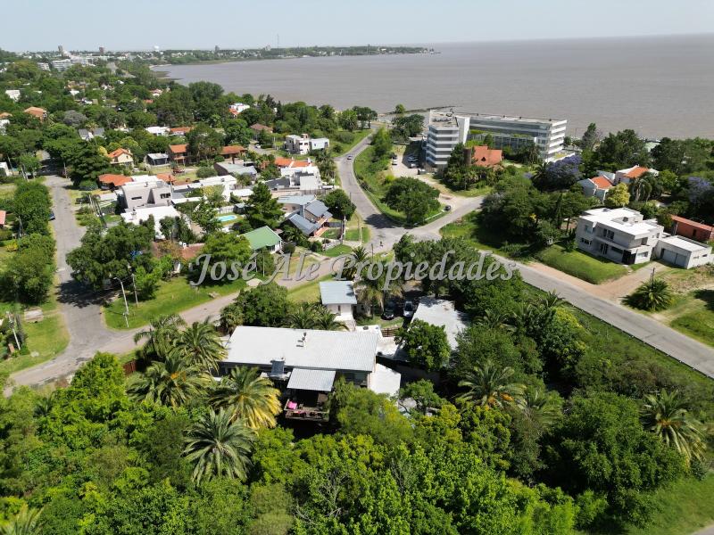 Exclusiva propiedad 2619m2 de diseño moderno, integrada con la naturaleza, Colonia.