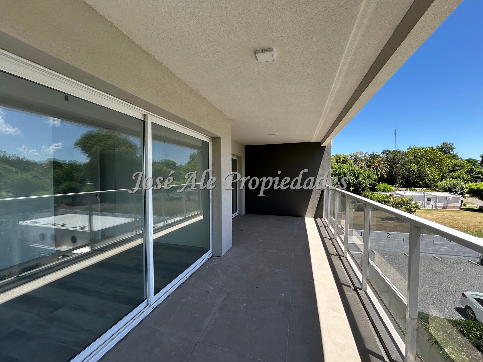 Imagen 10 de Apartamento de 2 dormitorios a estrenar frente a la Rambla y playas de Colonia.