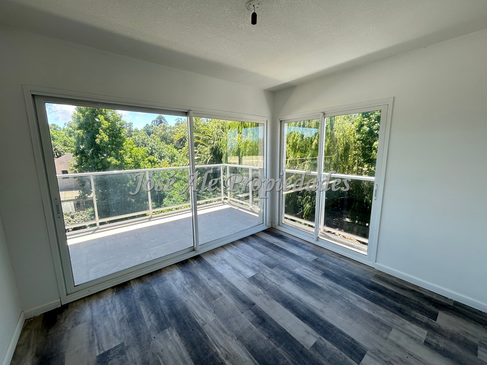 Imagen 2 de Apartamento de 2 dormitorios a estrenar frente a la Rambla y playas de Colonia.