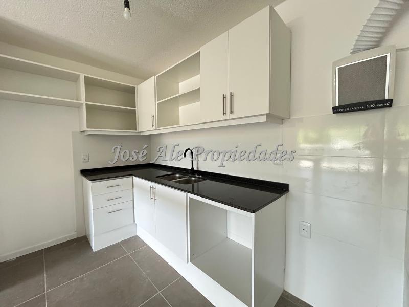 EN VENTA Apartamento de 2 dormitorios a estrenar frente a la Rambla y playas de Colonia.