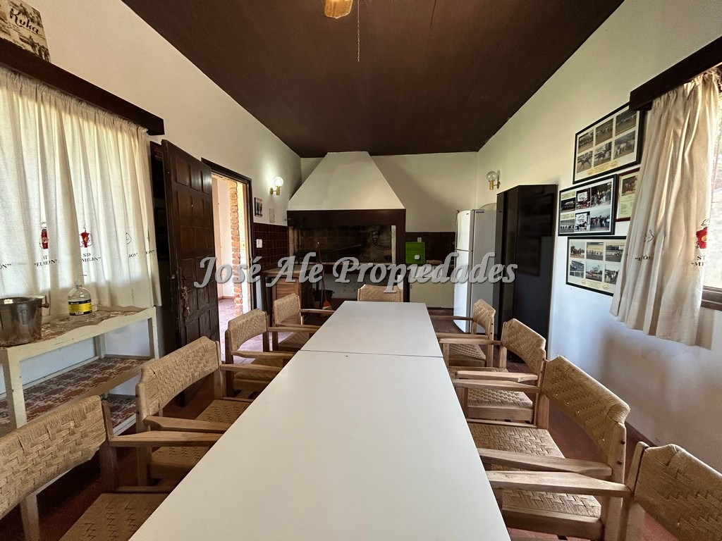 Imagen 4 de Espectacular propiedad sobre un lote de 1700 m2 frente al Hipódromo de Colonia.