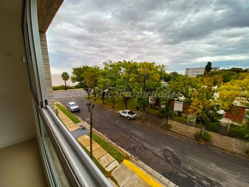 Espectacular monoambiente en edificio residencial frente al Rio de la Plata.