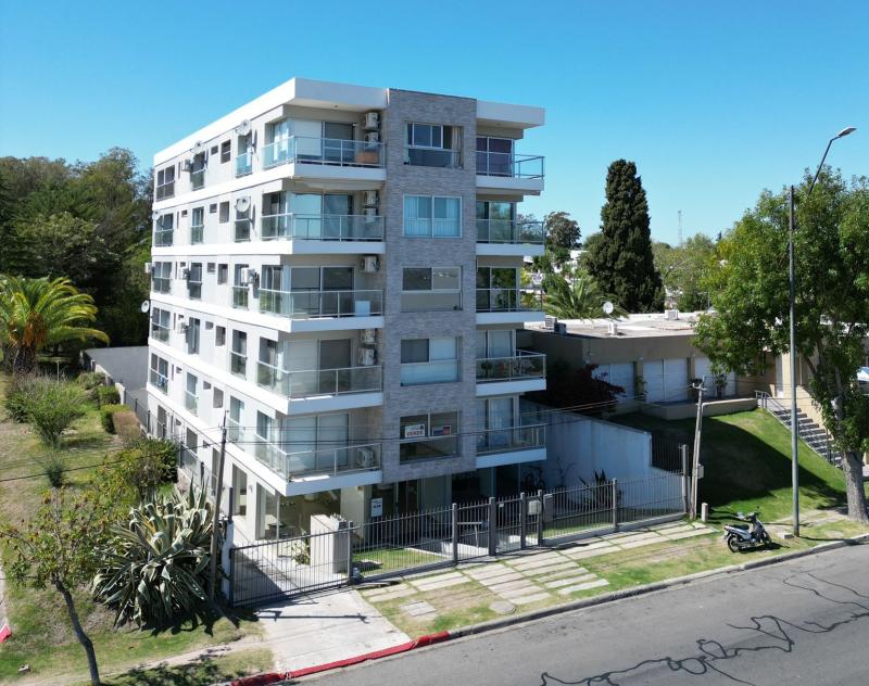 EN VENTA Espectacular monoambiente o posible 1 dormitorio en edificio residencial frente al Rio de la Plata.
