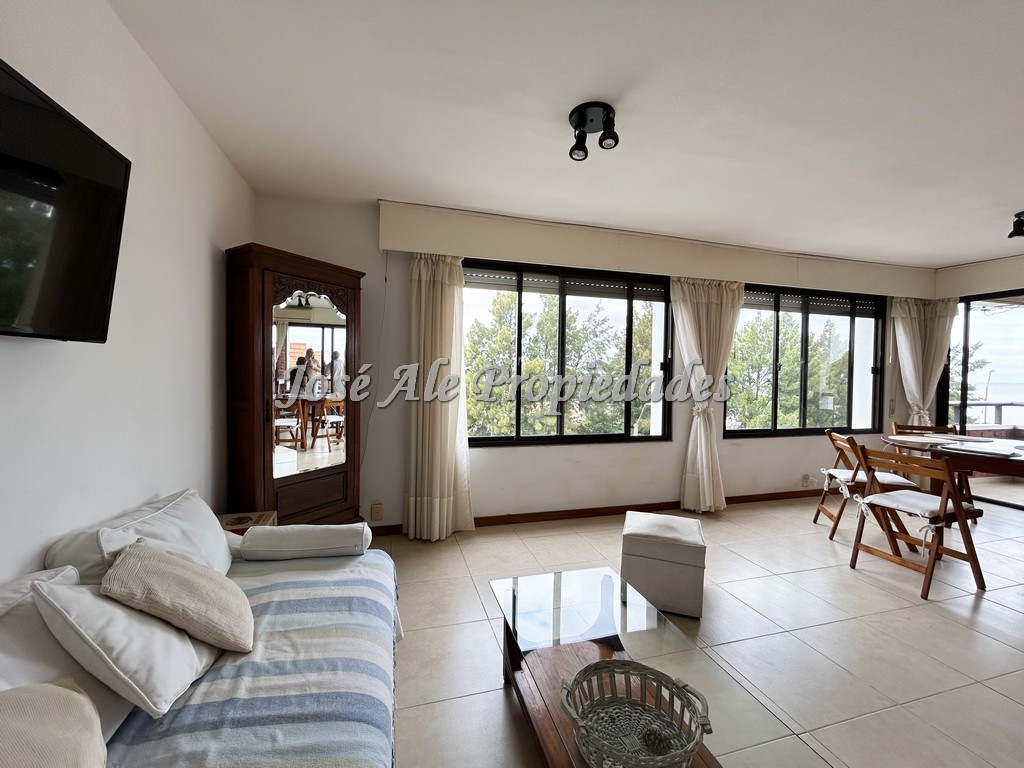 Imagen 3 de EN VENTA Espectacular apartamento ubicado sobre la Rambla de Colonia con destacada calidad de construcción.
