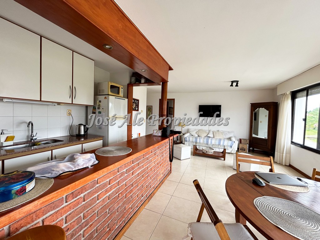 Imagen 6 de EN VENTA Espectacular apartamento ubicado sobre la Rambla de Colonia con destacada calidad de construcción.