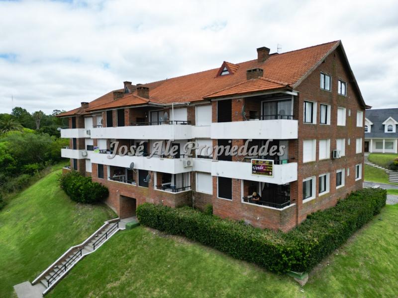 EN VENTA Espectacular apartamento ubicado sobre la Rambla de Colonia con destacada calidad de construcción.
