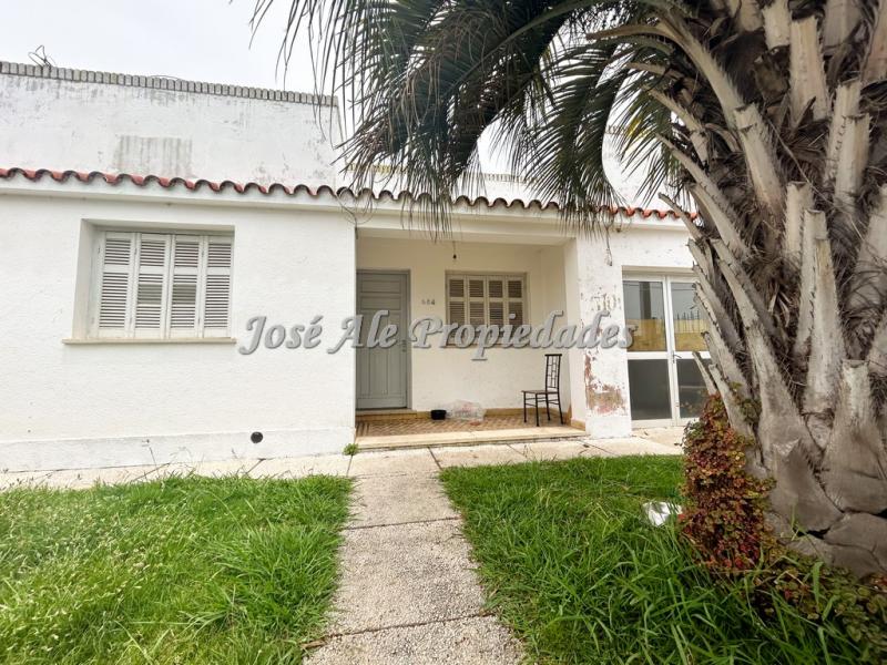 Casa ubicada en 2 Avenidas, cercada de la rambla y próxima a todos los servicios.