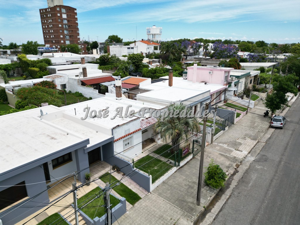 Imagen 5 de Casa ubicada en 2 Avenidas, cercada de la rambla y próxima a todos los servicios.