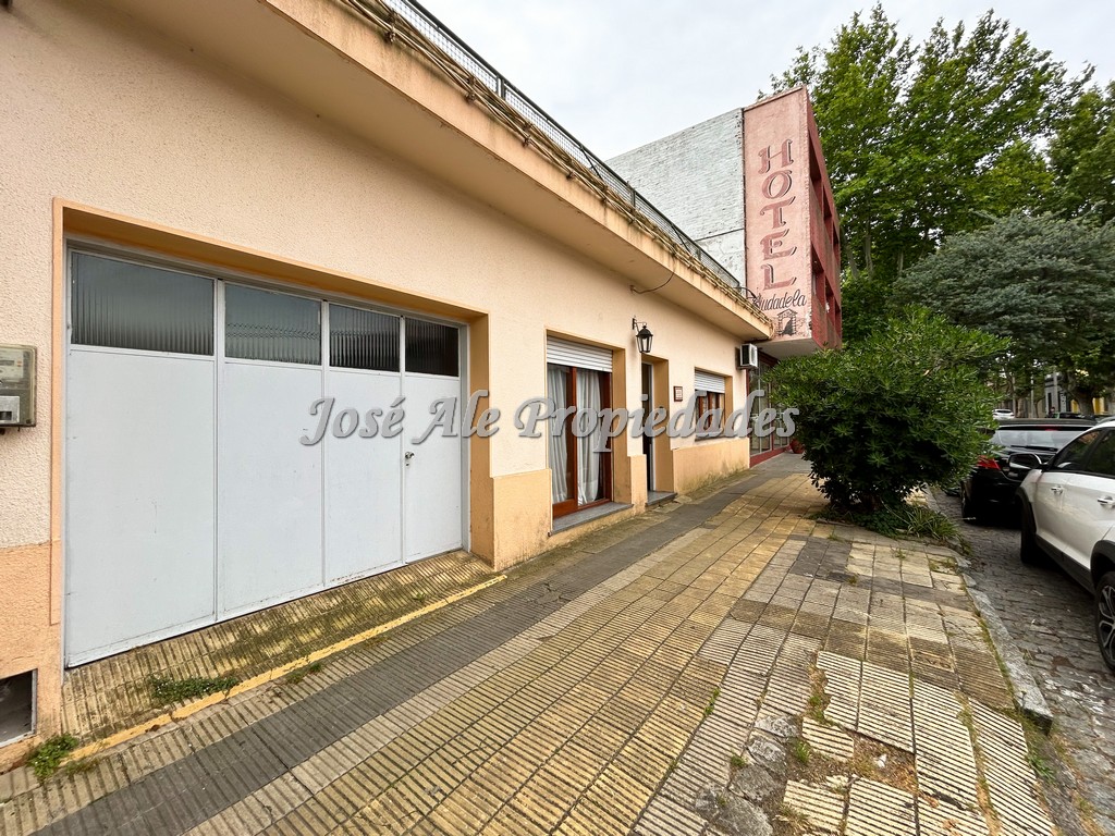 Imagen 1 de Casa ubicada en el centro de la ciudad de Colonia a 100m de Gral. Flores y a metros del hermoso Barrio Histórico, próxima al Puerto Comercial y terminal de ómnibus.