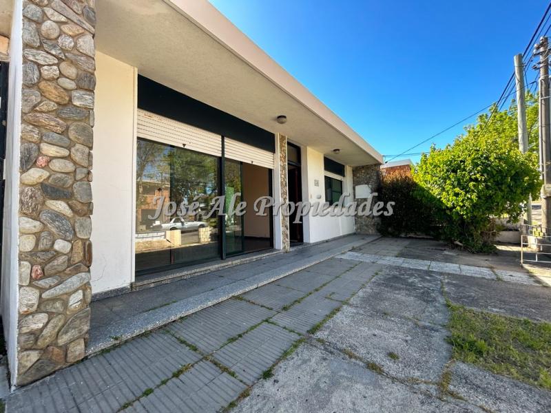 Casa ubicada en el Real de San Carlos, próxima a todos los servicios.