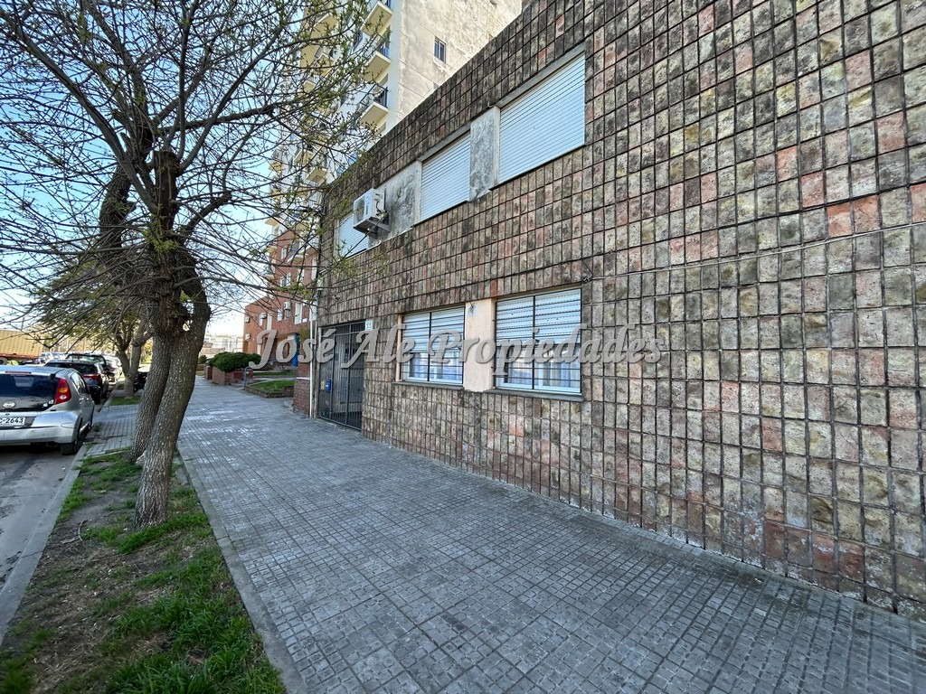 Imagen 1 de Amplio apartamento de dos dormitorios en primer piso por escaleras.