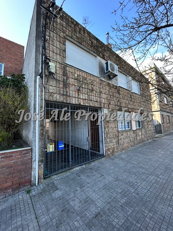 Imagen 2 de Amplio apartamento de dos dormitorios en primer piso por escaleras.