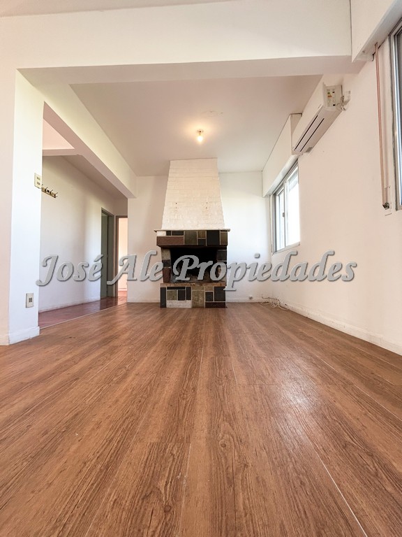 Imagen 3 de Amplio apartamento de dos dormitorios en primer piso por escaleras.