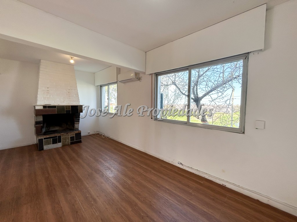 Imagen 4 de Amplio apartamento de dos dormitorios en primer piso por escaleras.