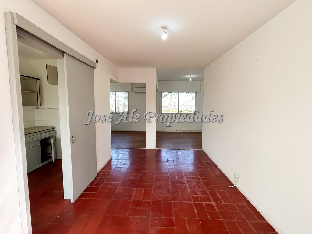 Imagen 5 de Amplio apartamento de dos dormitorios en primer piso por escaleras.