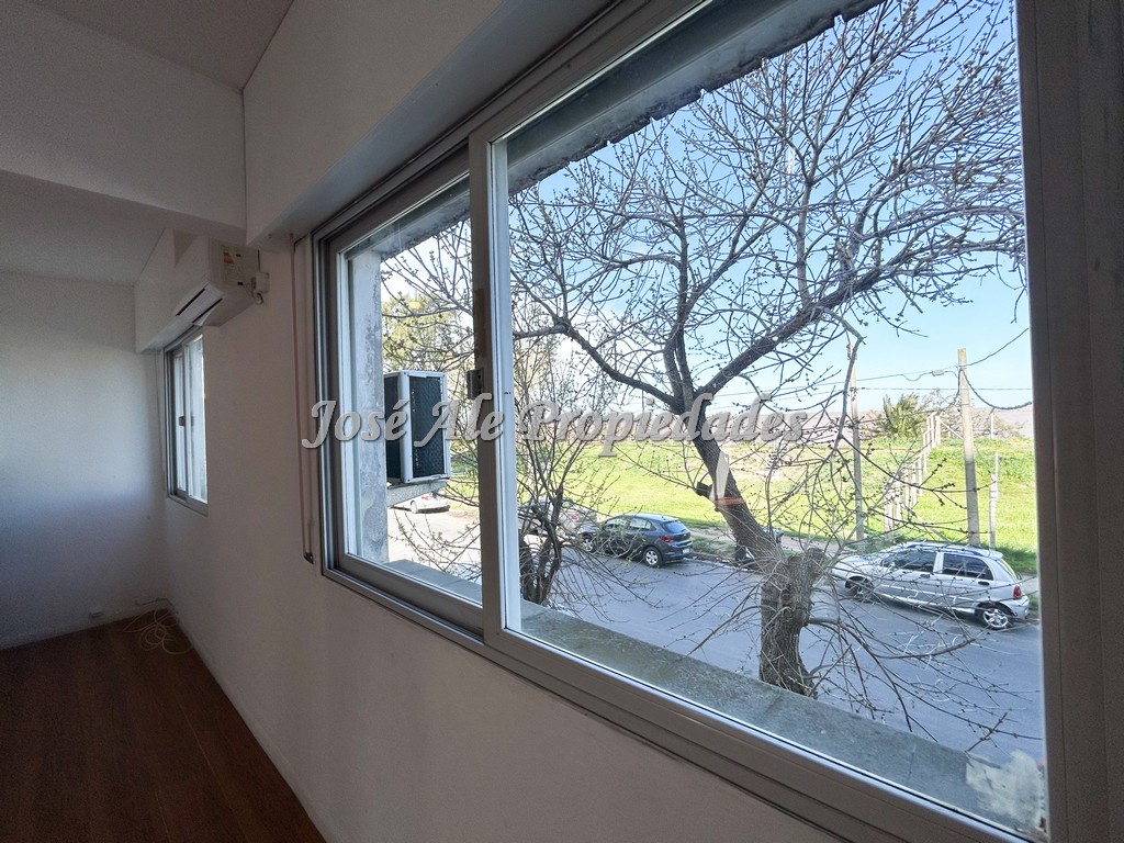 Imagen 6 de Amplio apartamento de dos dormitorios en primer piso por escaleras.