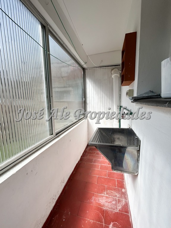 Imagen 8 de Amplio apartamento de dos dormitorios en primer piso por escaleras.