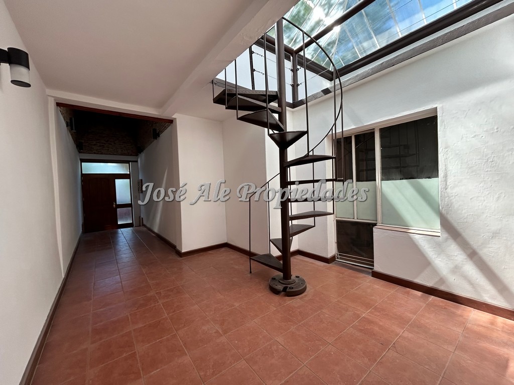 Imagen 2 de Casa de interés comercial, ubicada estratégicamente próxima a la Intendencia, en pleno centro de Colonia.