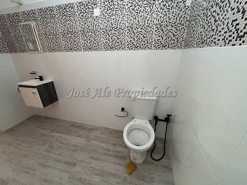 Imagen 5 de Casa de interés comercial, ubicada estratégicamente próxima a la Intendencia, en pleno centro de Colonia.