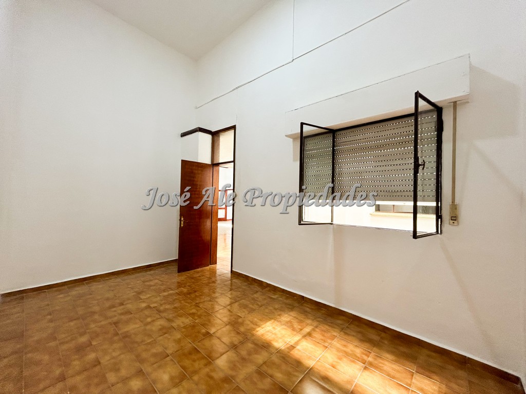 Imagen 6 de Casa de interés comercial, ubicada estratégicamente próxima a la Intendencia, en pleno centro de Colonia.