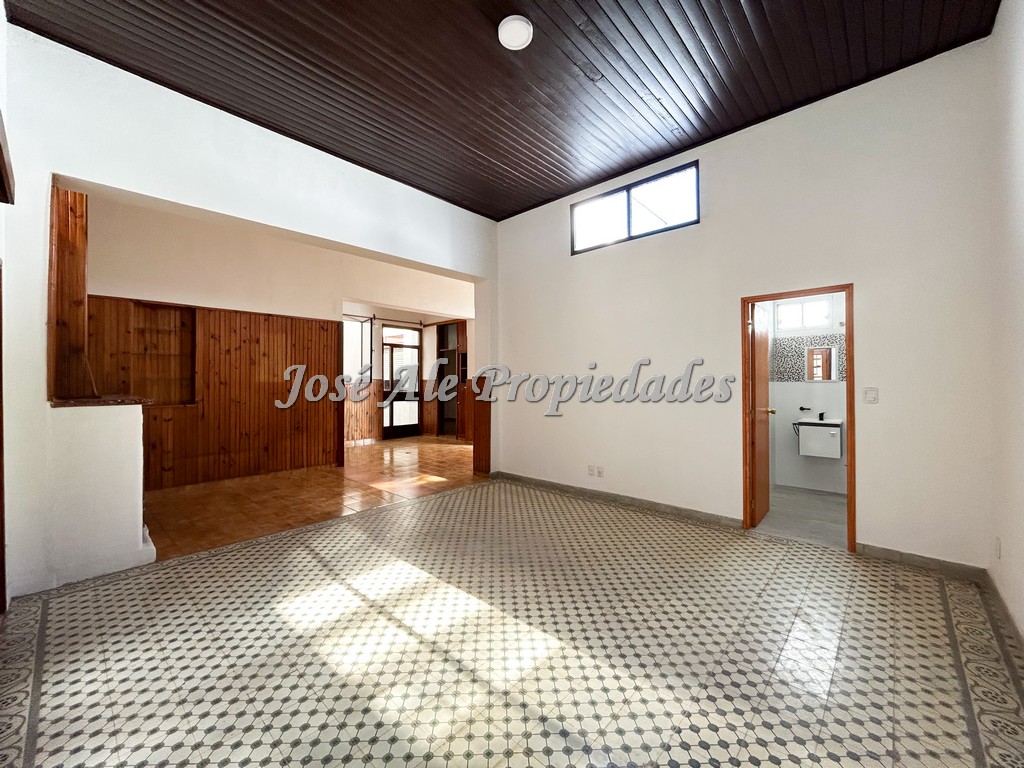 Imagen 7 de Casa de interés comercial, ubicada estratégicamente próxima a la Intendencia, en pleno centro de Colonia.