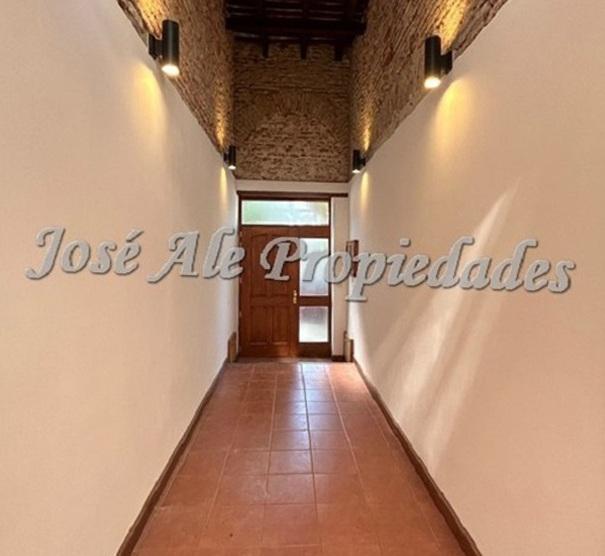 Casa de interés comercial, ubicada estratégicamente próxima a la Intendencia, en pleno centro de Colonia.