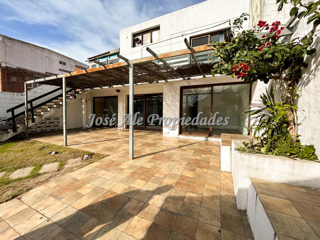 Imagen 1 de Excelente propiedad muy bien ubicada, a pasos de zona comercial de Aparicio Saravia y Dos Avenidas. Se encuentra totalmente reciclada.