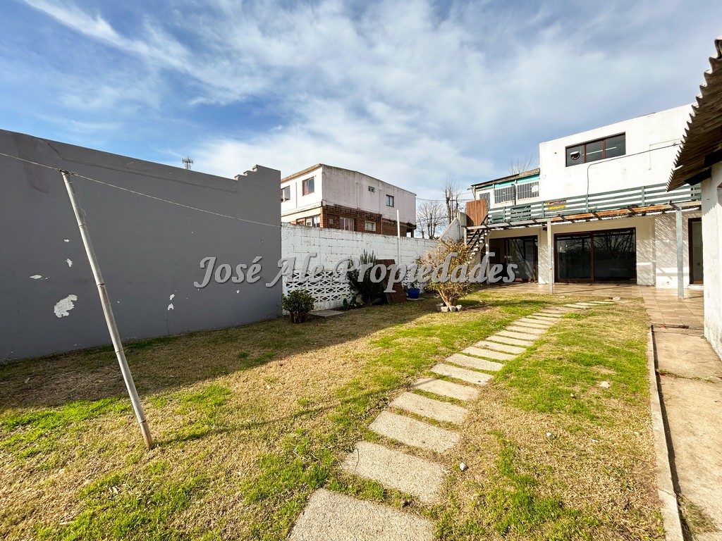 Imagen 2 de Excelente propiedad muy bien ubicada, a pasos de zona comercial de Aparicio Saravia y Dos Avenidas. Se encuentra totalmente reciclada.