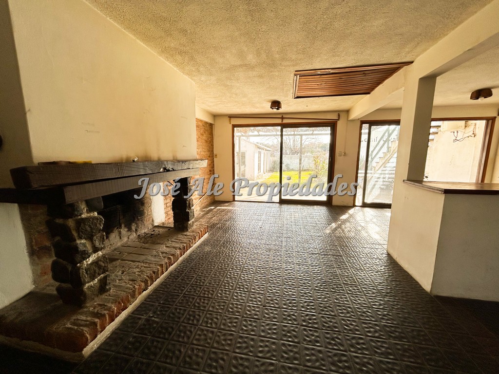 Imagen 3 de Excelente propiedad muy bien ubicada, a pasos de zona comercial de Aparicio Saravia y Dos Avenidas. Se encuentra totalmente reciclada.