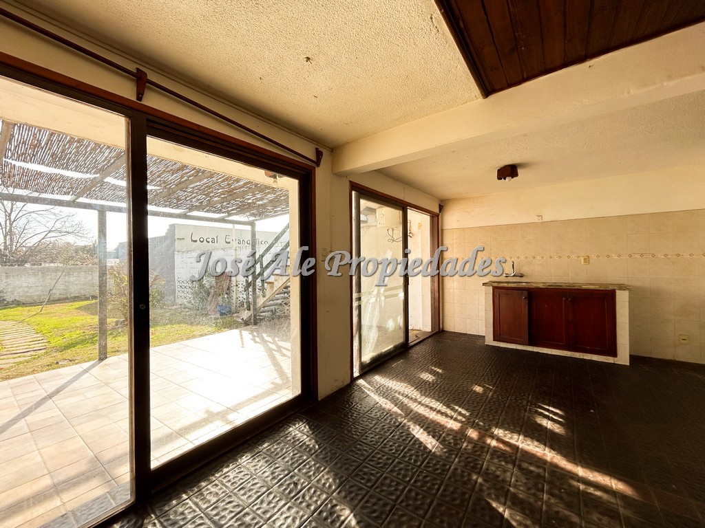 Imagen 6 de Excelente propiedad muy bien ubicada, a pasos de zona comercial de Aparicio Saravia y Dos Avenidas. Se encuentra totalmente reciclada.