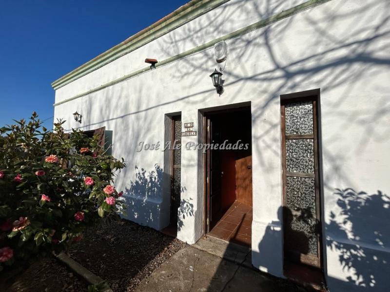 Casa ubicada en Riachuelo, próxima a Ruta 1 y a tan solo 15 minutos del centro de la ciudad de Colonia.