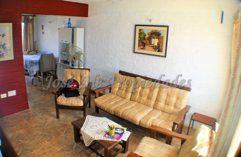 Imagen 2 de Impecable vivienda ubicada a corta distancia del centro y zona comercial de Colonia del Sacramento, a pasos de todos los servicios.