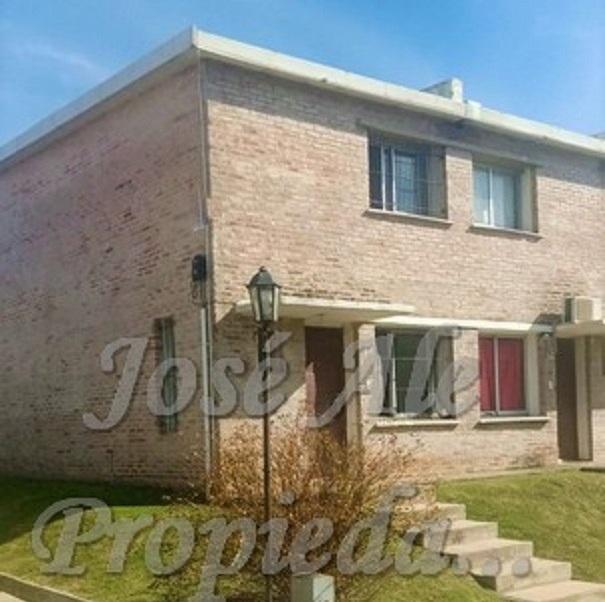Impecable vivienda ubicada a corta distancia del centro y zona comercial de Colonia del Sacramento, a pasos de todos los servicios.