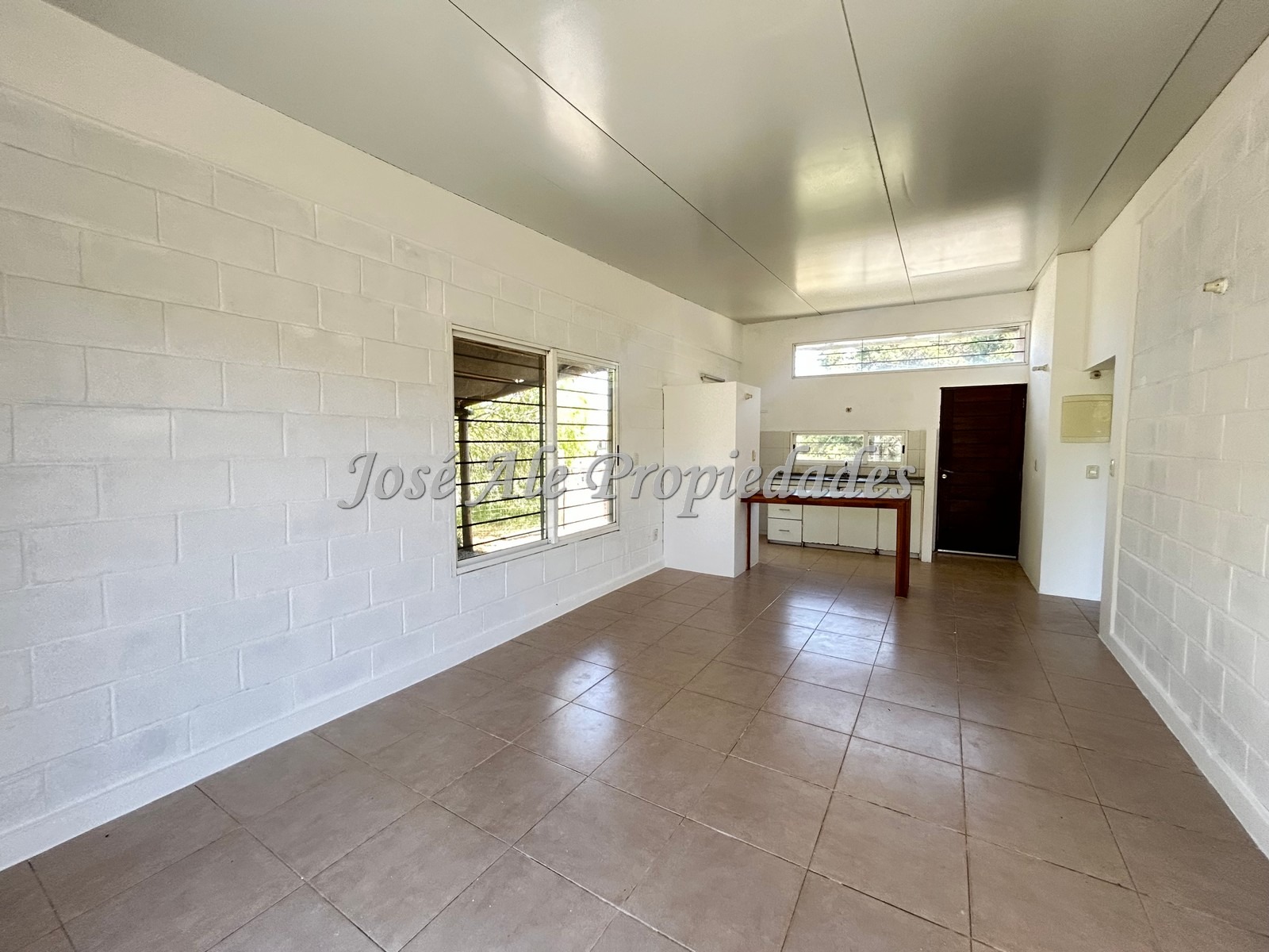 Imagen 2 de EN VENTA Propiedad ubicada en zona Real de San Carlos, cerca de todos los centros de estudios.