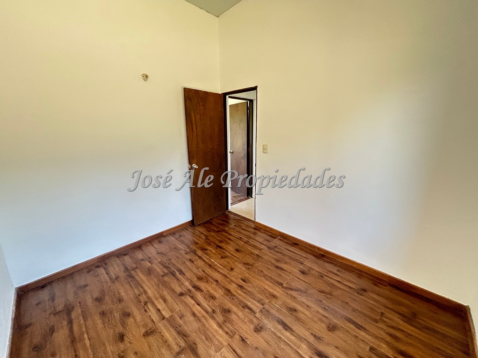 Imagen 6 de EN VENTA Propiedad ubicada en zona Real de San Carlos, cerca de todos los centros de estudios.