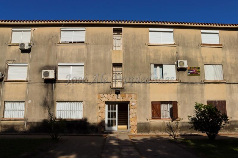 Vivienda ubicada en Complejo INVE, a metros de Colonia Shopping y zona comercial Tres Avenidas.