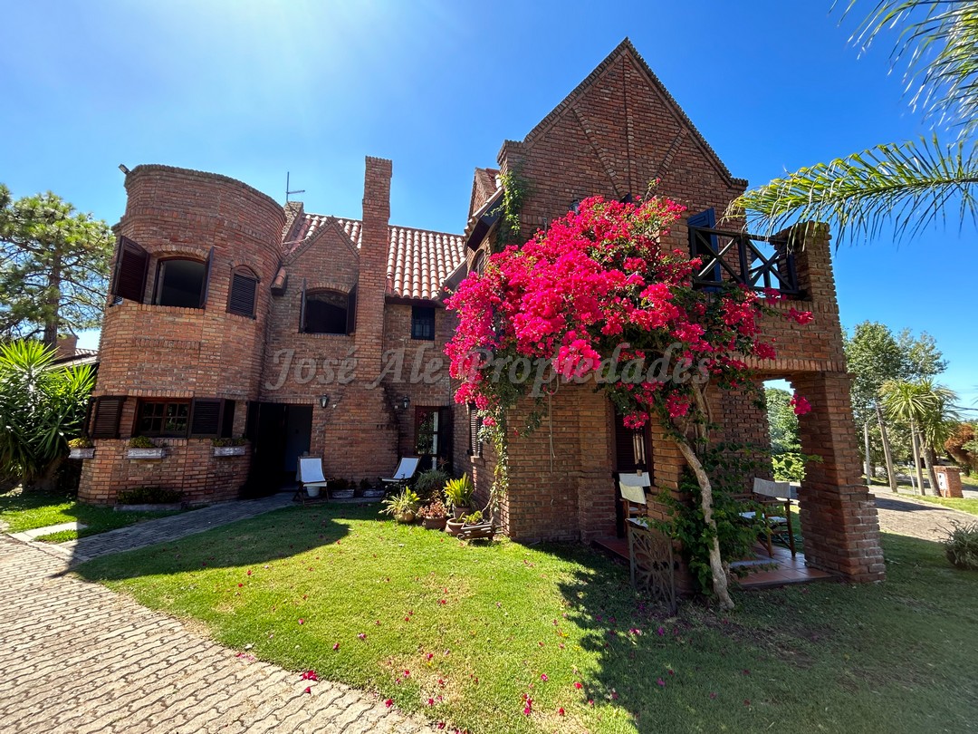 Imagen 1 de Espectacular y completa propiedad en zona residencial a 3 cuadras de Rambla Costanera y próxima a todos los servicios.