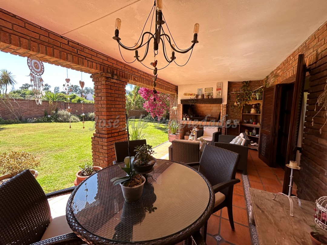 Imagen 10 de Espectacular y completa propiedad en zona residencial a 3 cuadras de Rambla Costanera y próxima a todos los servicios.