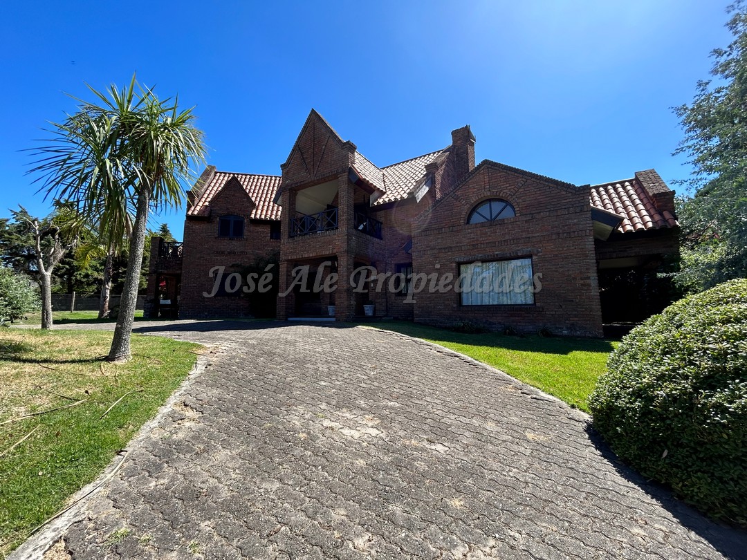 Imagen 2 de Espectacular y completa propiedad en zona residencial a 3 cuadras de Rambla Costanera y próxima a todos los servicios.