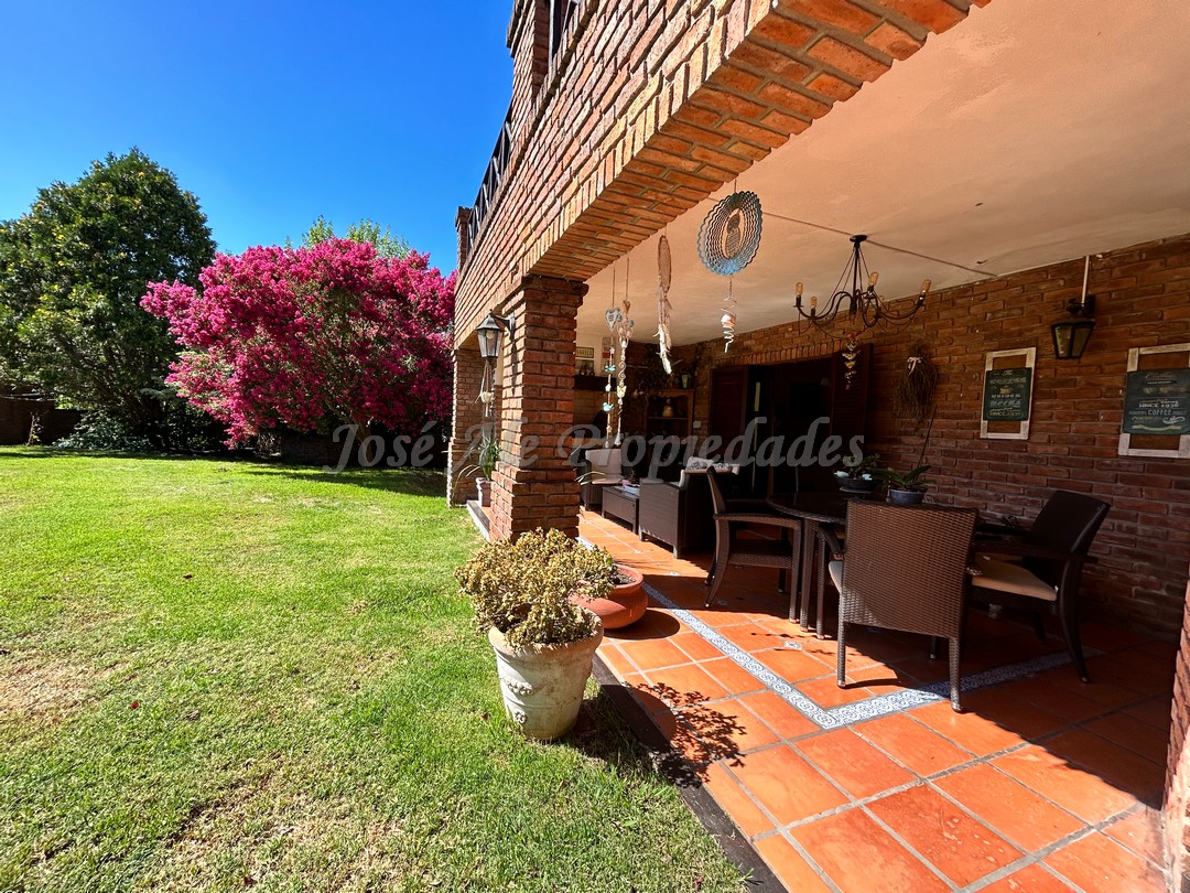 Imagen 9 de Espectacular y completa propiedad en zona residencial a 3 cuadras de Rambla Costanera y próxima a todos los servicios.