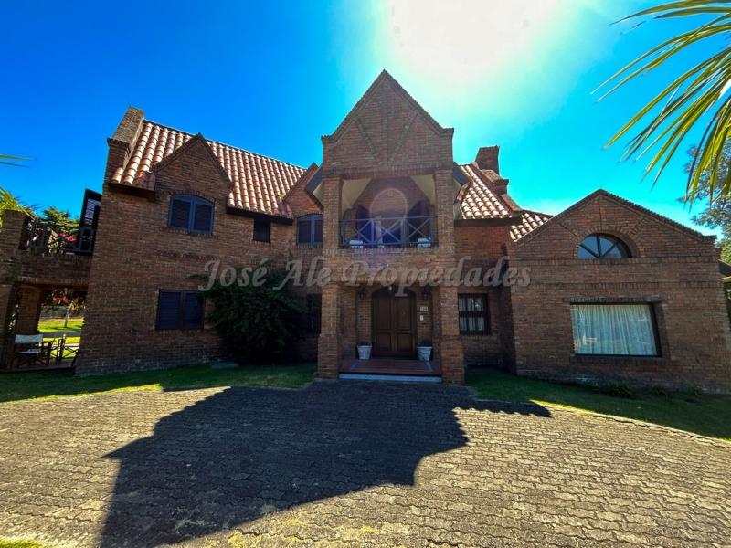 Espectacular y completa propiedad en zona residencial a 3 cuadras de Rambla Costanera y próxima a todos los servicios.