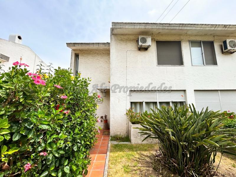 Hermosa casa a metros de la Rambla Costanera y playas de Colonia.