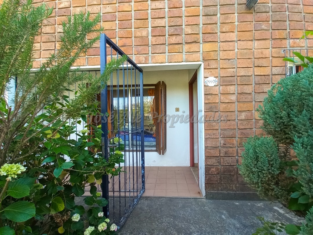 Imagen 2 de Hermosa vivienda de 3 dormitorios ubicada en complejo sobre calle Eugenio Araus.