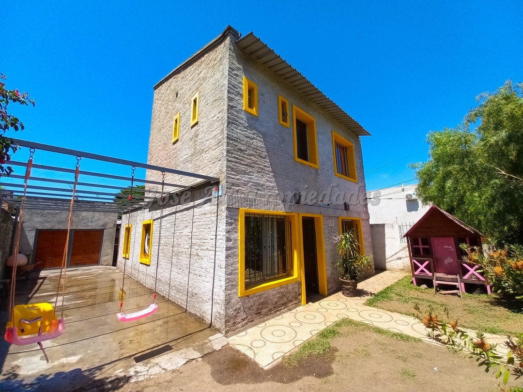 Imagen 1 de Propiedad con departamento a corta distancia de Rambla Costanera.