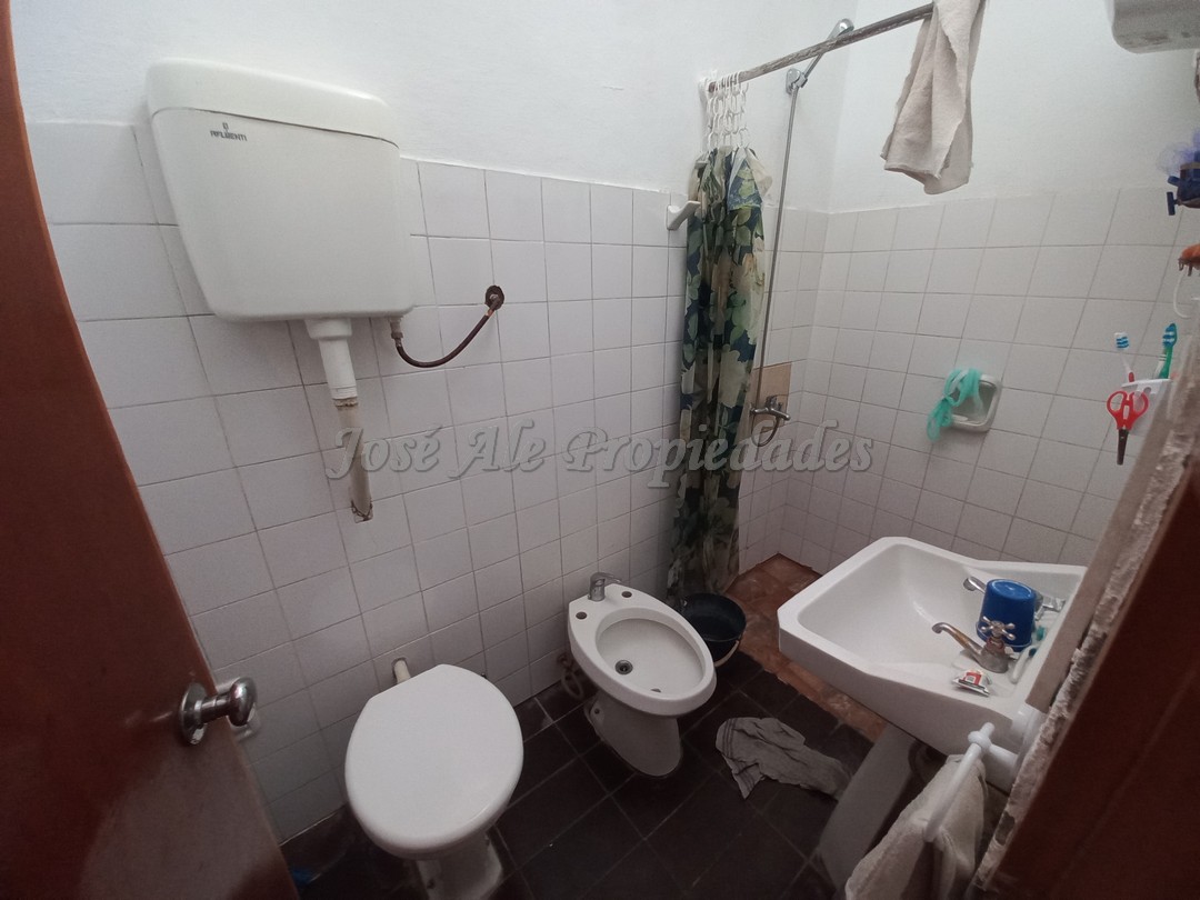 Imagen 7 de Casa ubicada en el Real de San Carlos a pocas cuadras de Plaza de Toros, U.D.E, C.E.R.P y a 6 cuadras de la rambla y playas de Colonia.